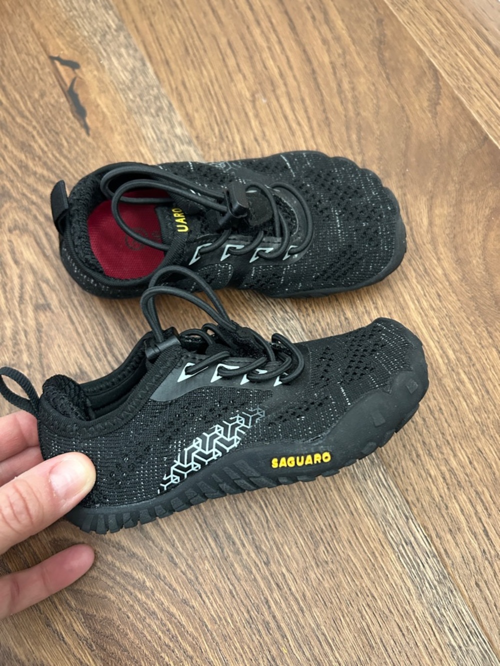 Kids toddlers Black Lightweight barefoot shoes like new size 9/10 size 24